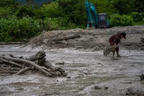 FOTO Banjir Lumpur Terjang Desa Beka Indozone News