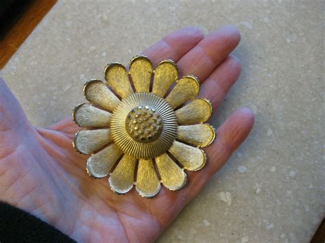 Huge Vintage SARAH COVENTRY Gold Tone Sunflower Pin B Gem