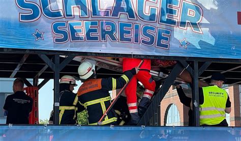 Unfall Beim Schlagermove Plötzlich Hängt Frau Kopfüber Mopo