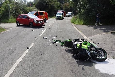 Wuppertaler Missachtet Vorfahrt Motorradfahrer Bei Unfall In Velbert