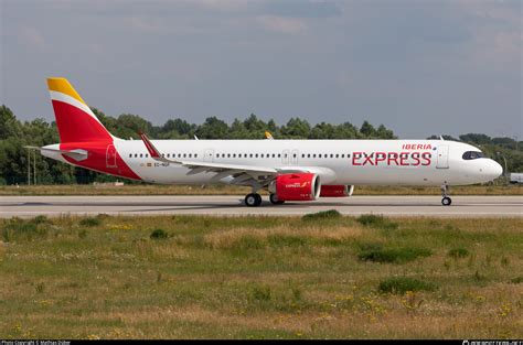 EC NGP Iberia Express Airbus A321 251NX Photo by Mathias Düber ID