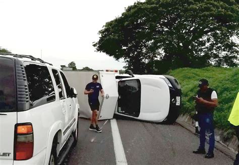 Vuelca Camioneta En Autopista Guadalajara Colima Hay Una Persona