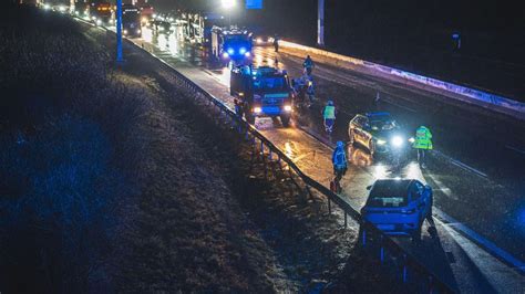 Fahrer verliert durch Glätte Kontrolle über Auto