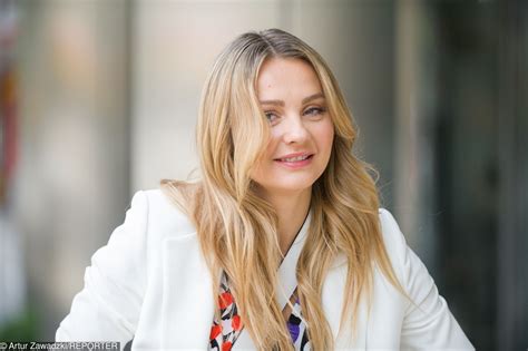 Małgorzata Socha w białej sukience i bikini na plaży WP Gwiazdy