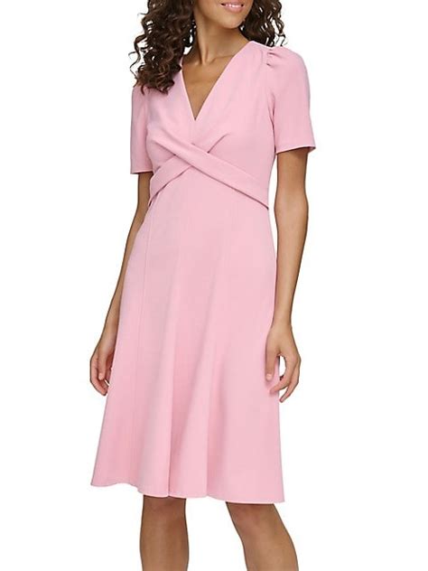 Robe Midi Ajustée Et évasée à Encolure En V Et Croisée Sur Le Devant