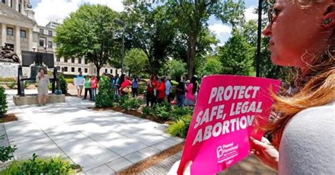 Clínicas sostienen que ley antiaborto de Texas va contra Constitución