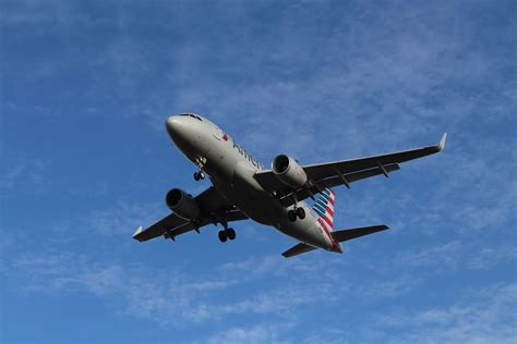 PlaneSpotterWSpin: Americn Airlines Boeing 738 Landing at St. Louis ...