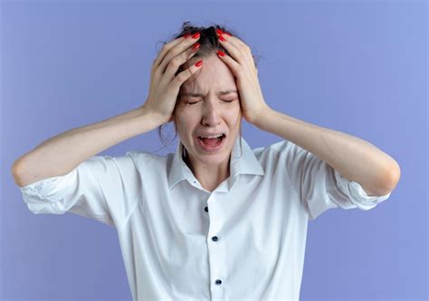 Jeune Fille Russe Blonde Qui Pleure Tient La Tête Sur Le Violet Avec Copie Espace Photo Gratuite