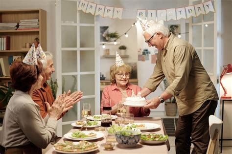 Un Anciano Alegre Con Gorra Poniendo Un Delicioso Pastel De Cumplea Os