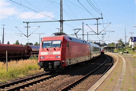 245 021 Des DB Sylt Shuttle Zieht Einen Autozug Von Westerland Sylt