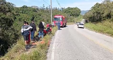 Pai sai para procurar filho que não retornou de festa e encontra ele