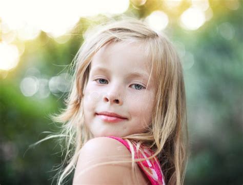Mooi Blonde Meisje Op Aard Stock Foto Image Of Pret