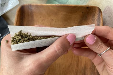 How To Roll A Joint Step By Step Guide With Pictures