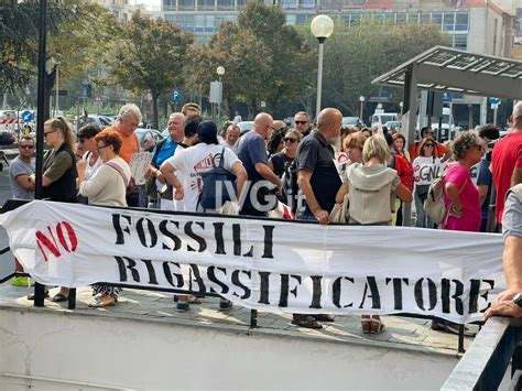 Savona Il Coordinamento No Rigassificatore Scende In Piazza Un