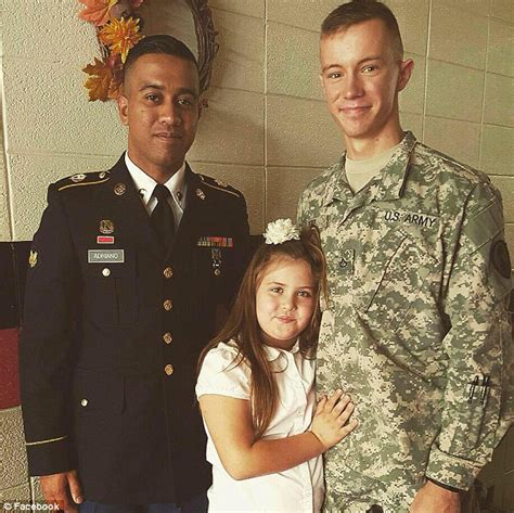 El primer beso de dos militares gay causa furor en las redes sociales Foros Perú