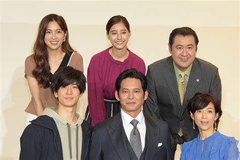 連続ドラマ「suits／スーツ」記者会見の様子。上段左から中村アン、新木優子、小手伸也。下段左から中島裕翔、織田裕二、鈴木保奈美。 中島