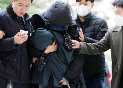 아이 안고 법원 출석한 이선균 협박 여성 아동학대 혐의 고발 네이트 뉴스