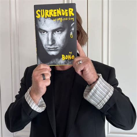 Decibeles De M Sico A Escritor Bono Presenta Su Libro Surrender