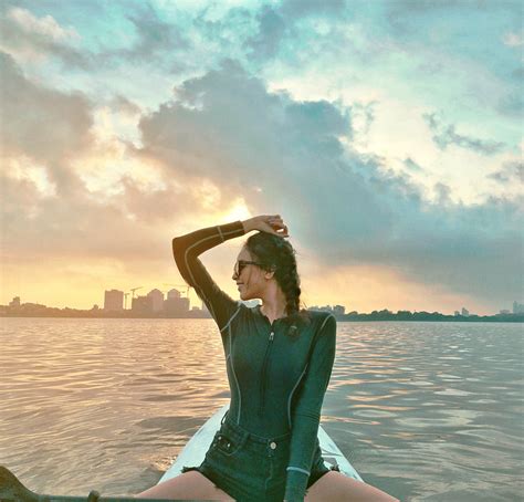 Gái xinh khoe ảnh chèo thuyền SUP cực hot ở Hồ Tây Hà Nội check in cùng hoàng hôn nữa thì bao