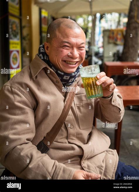 Ein Vietnamesischer Mann Trinkt Ein Glas Bia Hoi Oder Frisches Bier Auf