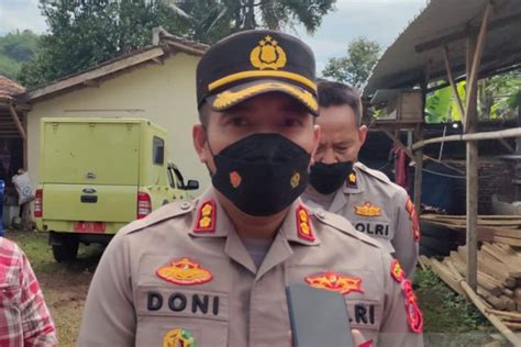 Polisi Bekerja Pencopot Label Gereja Di Tenda Bantuan Gempa Cianjur