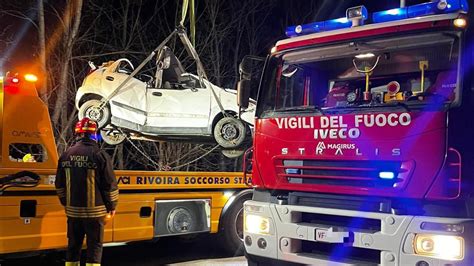 Tragedia A Fossano Auto In Una Scarpata Morte Madre E Figlia La Stampa