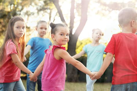 Aprende cómo mejorar el compañerismo en clases de primaria con estos