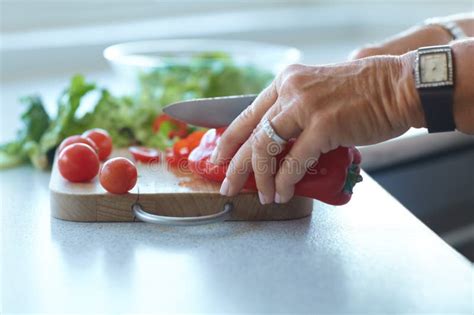 As M Os Em Prateleiras E Facas No Balc O Dos Alimentos Para Cozinha