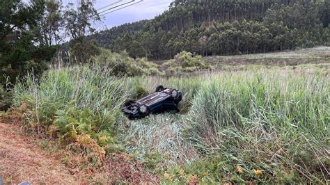 Un Conductor Resulta Ileso Tras Volcar Con Su Coche En Soto Del Barco