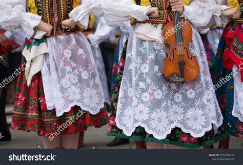 Polish Folk Dance Group Traditional Costume Stock Photo 1010994277 ...