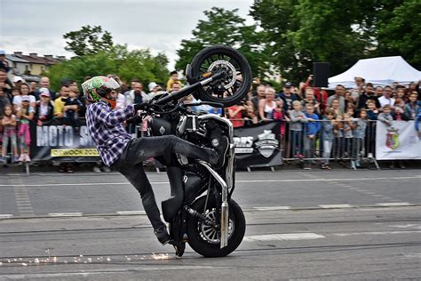 Spalą gumę w centrum Emocjonujące motocyklowe show w Otwocku