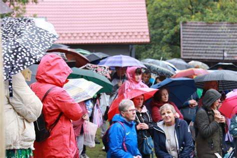 ABP MAREK JĘDRASZEWSKI PODCZAS 30 PIELGRZYMKI RODZIN ARCHIDIECEZJI