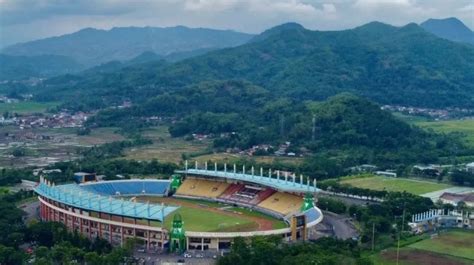 Media Asing Puji Setinggi Langit Stadion Si Jalak Harupat Rumput