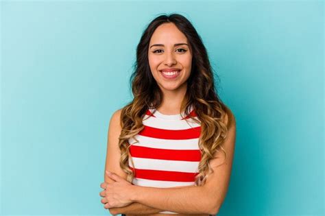 Joven Mexicana Aislada Sobre Fondo Azul Que Se Siente Confiada