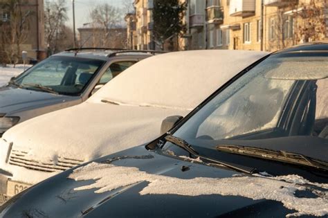 Todas las ventanillas de los coches aparcados están cubiertas de nieve