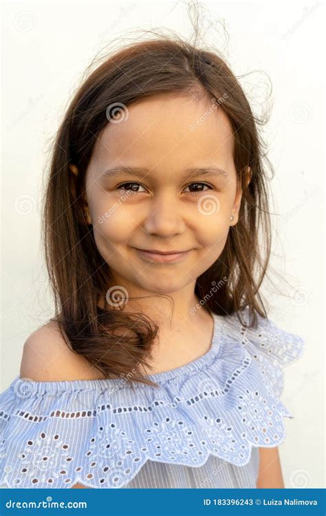 Portrait D Une Jeune Fille De Ans Avec Les Cheveux Bruns Et Les Yeux