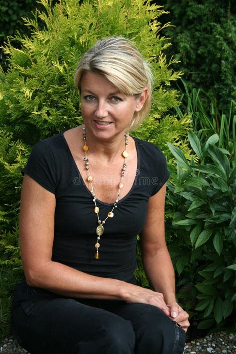 Het Mooie Meisje Van De Blonde Europese Zweedse Kaukasische Geschiktheid Bij Ijsmeer Stock Foto