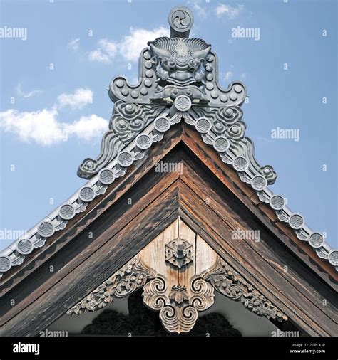 Traditional old Japanese architecture detail Stock Photo - Alamy