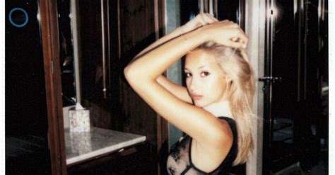 Viky Varga il bikini di pizzo nero manda in tilt il web lultimo scatto di lady Pellé è da