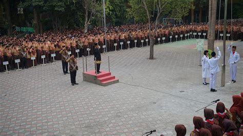 MAN 1 GRESIK PERINGATI HARI GURU DENGAN UPACARA BENDERA PENGANUGERAHAN