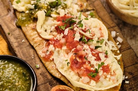 Huarache De Queso Con Salsa Verde Y Roja Receta Tradicional