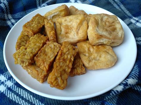 Tempe Goreng O Tempeh Frito Y Tofu Con Picante En Un Plato De Comida