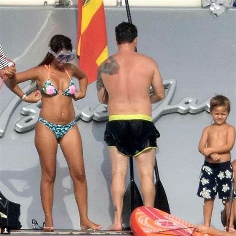 Lionel Messi Antonella Roccuzzo Es Captada En Diminuto Bikini Y The