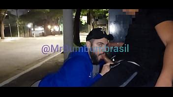 Chupando no ponto de ônibus XVIDEOS