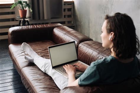 Trabajo Moderno Y Conectividad Mujer Joven Que Utiliza Una Computadora