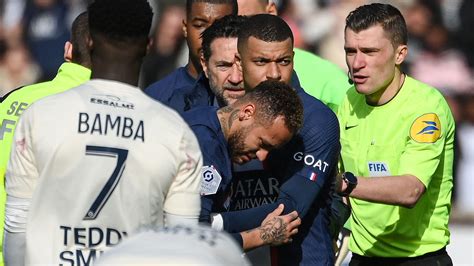 Neymar Quitte Le Terrain En Pleurs Le Br Silien Souffre Dune Entorse