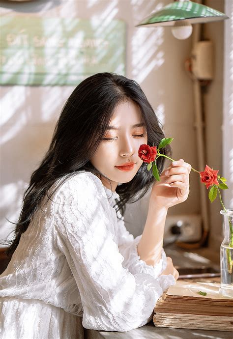 Hot girl trường Kinh tế quốc dân sở hữu gương mặt đẹp không góc chết Báo Dân trí