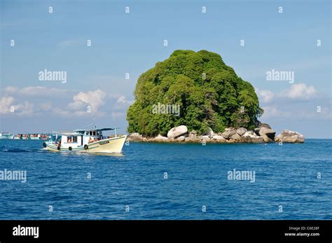 Pulau tioman malaysia snorkeling hi-res stock photography and images ...