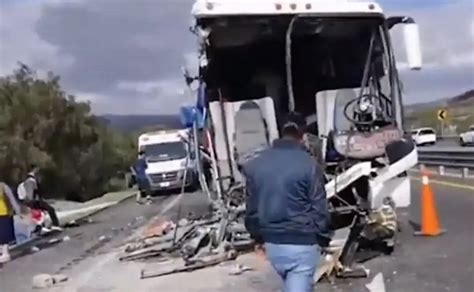 Fuerte accidente entre autobús y tráiler deja 45 lesionados