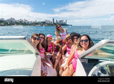 Femmes en bikini assis sur un bateau portant une tenue rose Salvador Bahia Brésil Photo Stock